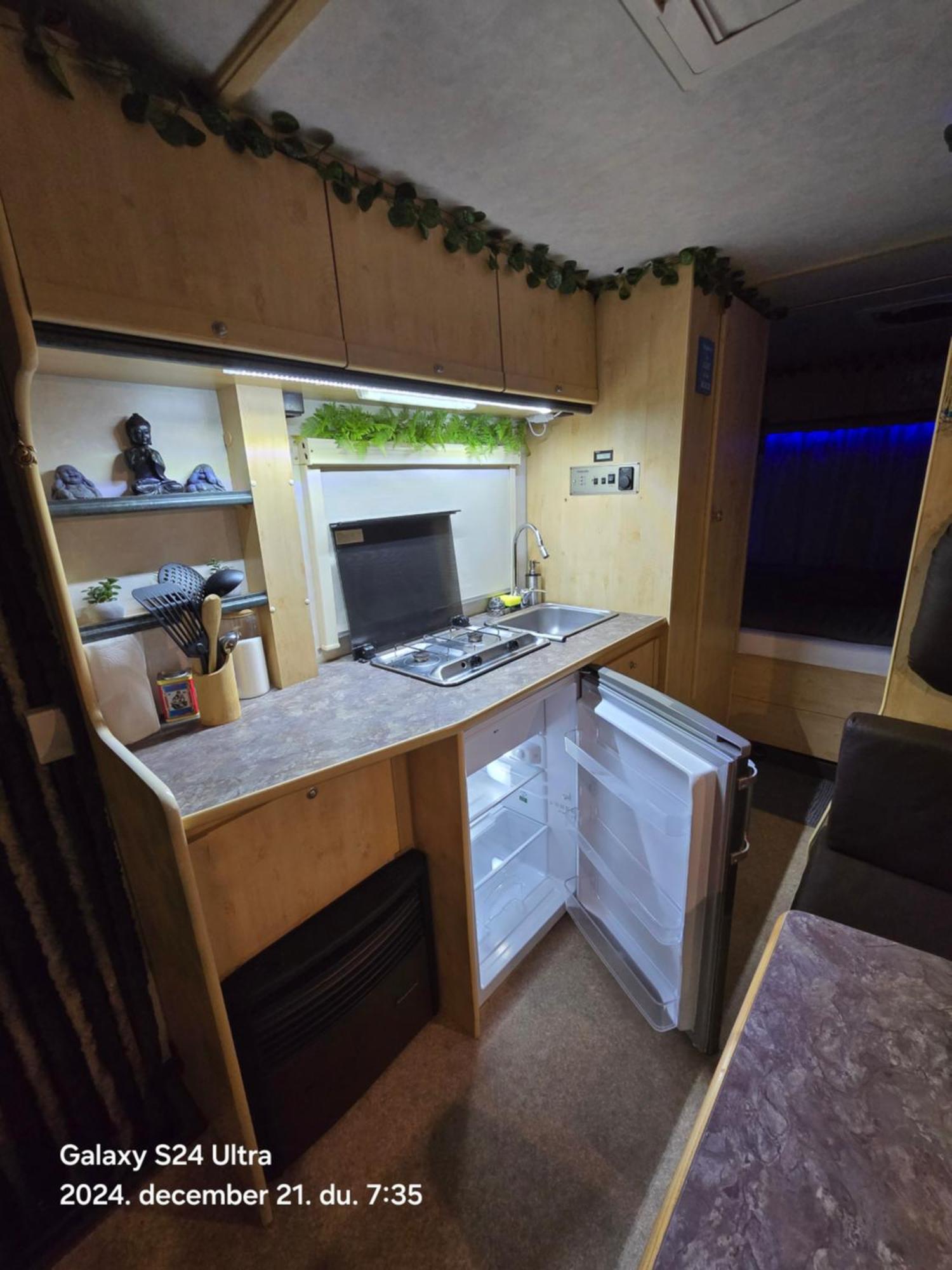 Autocaravan,camper,campervan,motorhome,not Driveable,only Habitable Campsite